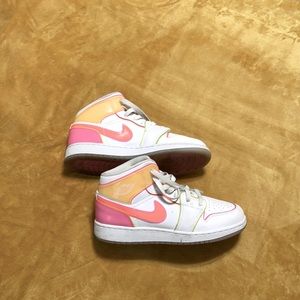 Jordan 1 Mid
Edge Glow (GS)